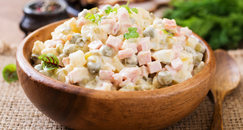 Новогодний стол без переплат: как собрать «Оливье» за 500 рублей и удивить гостей