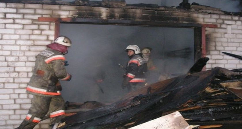 В Советском районе Воронежа ночью сгорело заброшенное здание на проспекте Патриотов