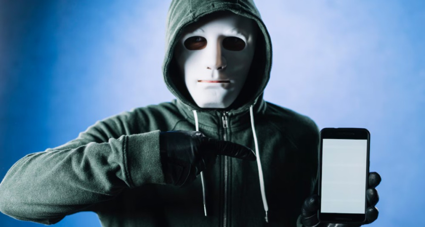 Мошенники выманили у 72-летнего воронежца более 2,4 миллиона рублей