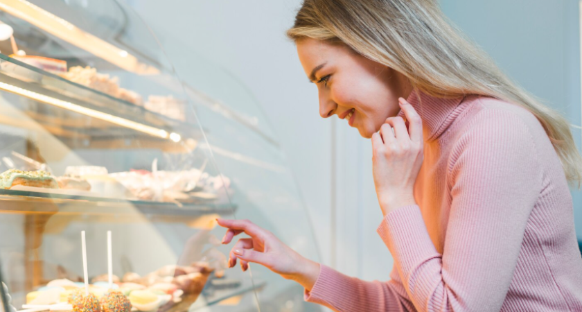 Почему магазинный торт хранится две недели: кондитер раскрывает неочевидные детали