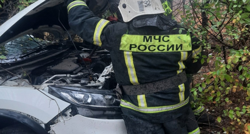 В Железнодорожном районе Воронежа автомобиль сорвался с дороги и оказался в кювете