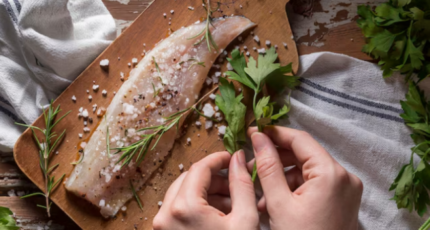 Секрет идеальной соленой горбуши: почему после заморозки она расползается и как этого избежать при засолке