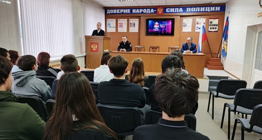 В Россошанском районе для учеников 10 класса провели экскурсию по зданию отдела полиции