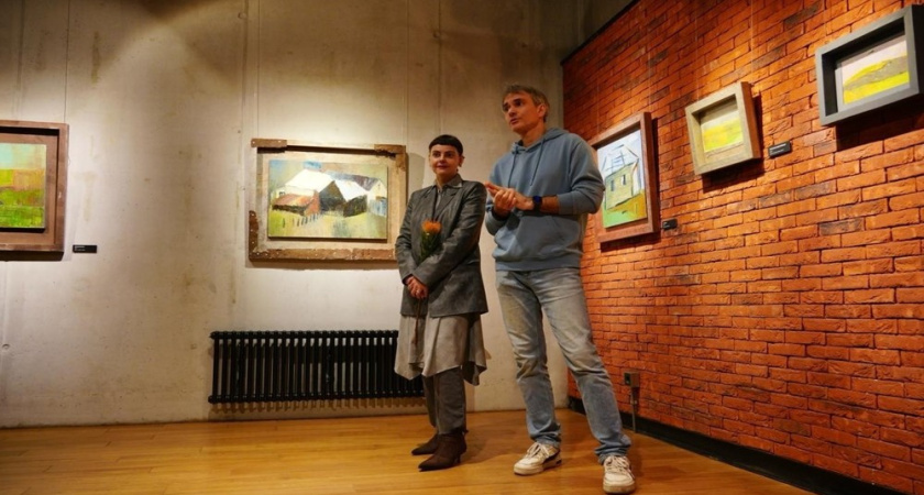 В Камерном театре Воронежа представили выставку художницы Анастасии Плотко «Корни»