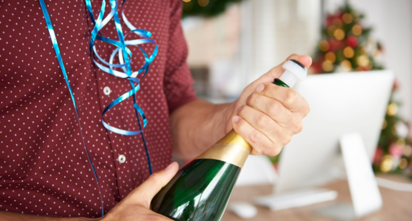 Почему шампанское в декабре не подорожает, даже став главным напитком праздника: ответ эксперта