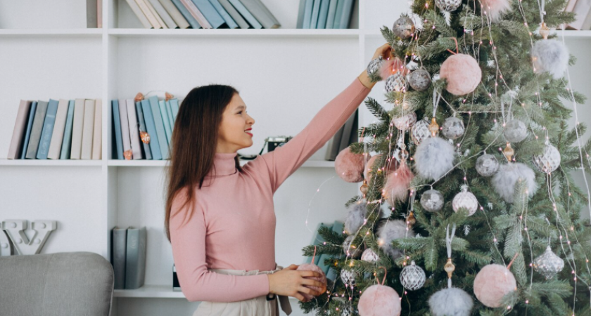 Как украсить маленькие квартиры к Новому году: 3 принципа праздничного декора от дизайнера