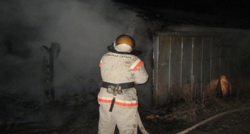 В селе Козловка Бутурлиновского района пожарные потушили возгорание в жилом доме