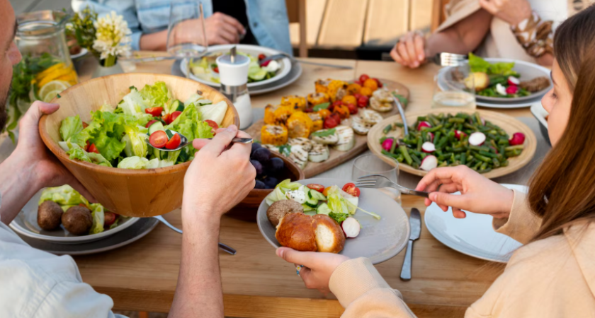 Привычка за столом, которая сразу выдает низкий интеллект человека – проверьте себя