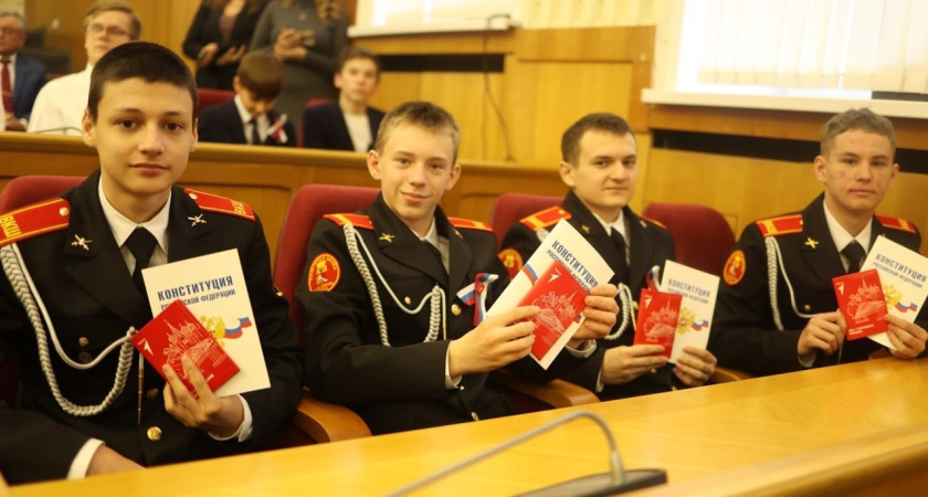В День Конституции юным жителям Воронежа в торжественной вручили первые паспорта