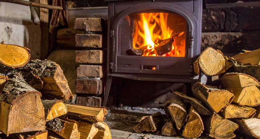 Как класть дрова в печь, чтобы горели в 5 раз дольше: забытый принцип