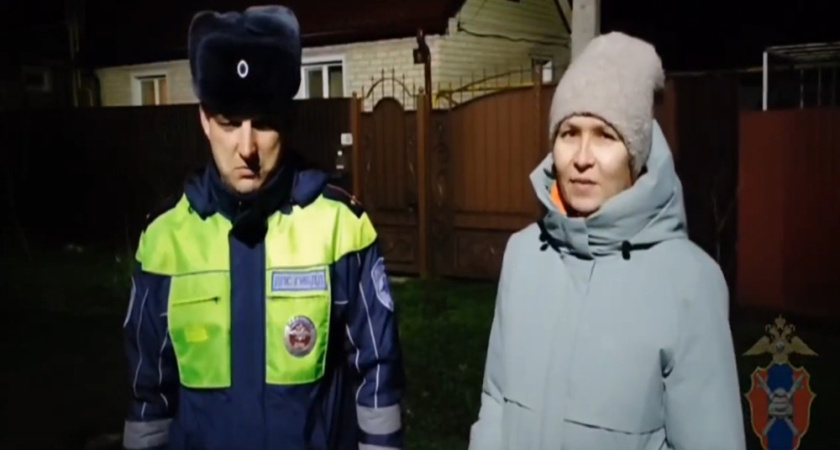 В посёлке Кантемировка автоинспекторы вывели женщину из горящего дома