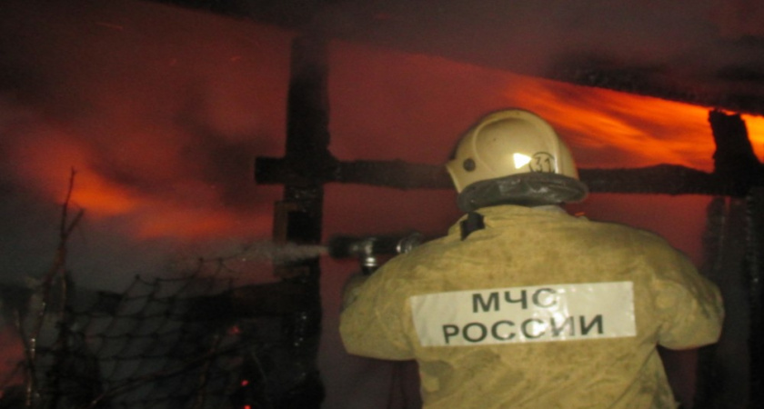 В селе Петровка Павловского района вечером сгорела хозяйственная постройка