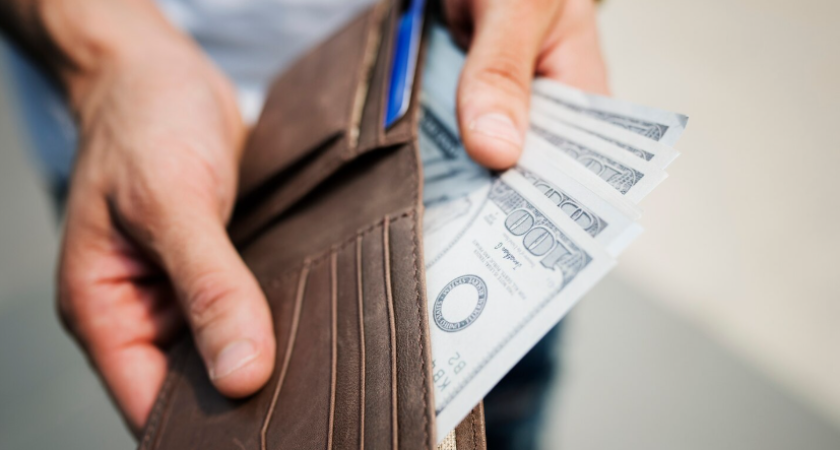 Зарплаты в 2026 году: что вам обязаны повысить по закону и как этого добиться?