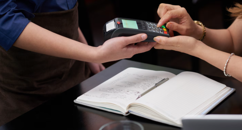 Платежные счета Сбера станут платными: кто и сколько будет отдавать банку