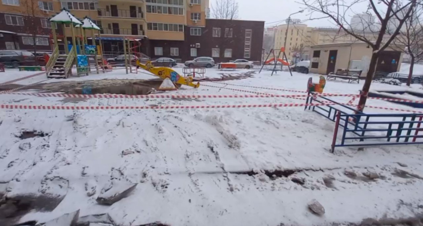 В Воронеже коммунальная авария лишила детей снеговика: вода залила двор, а место прорыва найти не могут