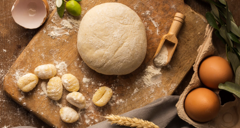 Тесто за 5 минут, которое делает пельмени мягкими даже после заморозки