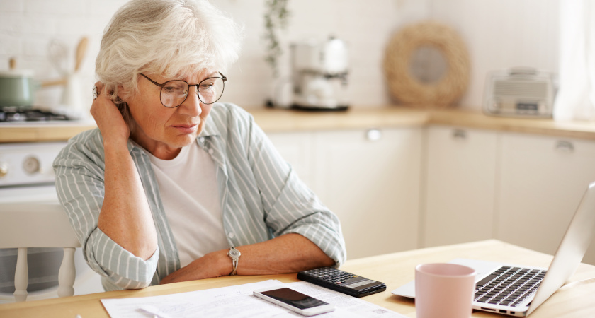 65 лет: какие реальные доплаты и льготы появляются у пенсионера?