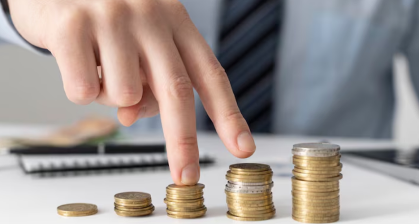 Как на самом деле считают зарплату за длинные январские каникулы: кому заплатят за праздники, а кому — только за работу?