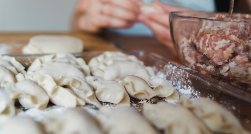 Перестаньте просто варить пельмени. Приготовьте для них соусный бульон.