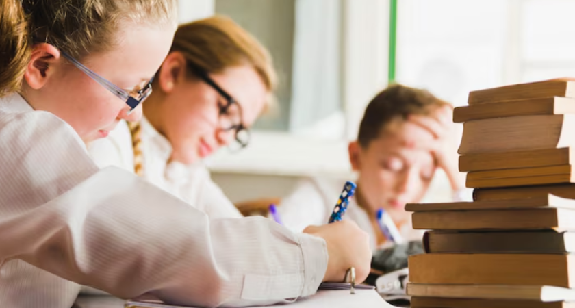 Преподавателям хотят гарантировать 70% оклада. Как может измениться доход педагога после новых рекомендаций