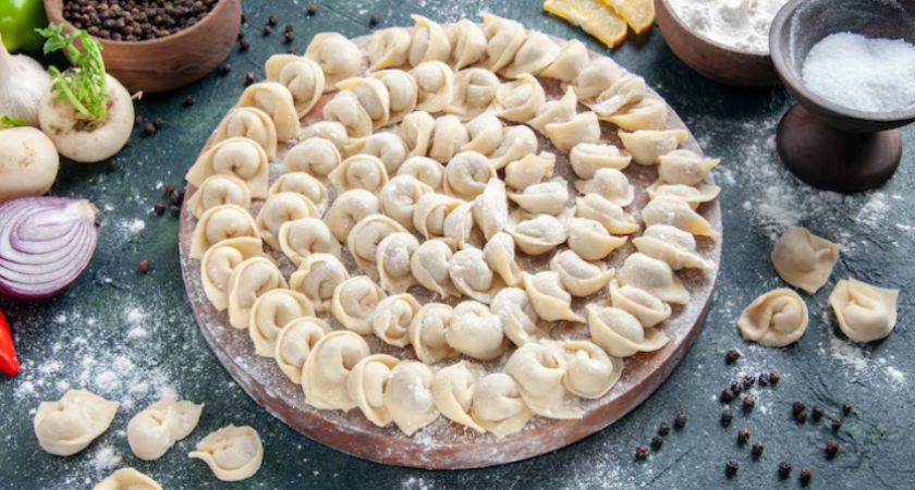 Как сделать фарш для пельменей сочным, а тесто — эластичным: метод из личного опыта