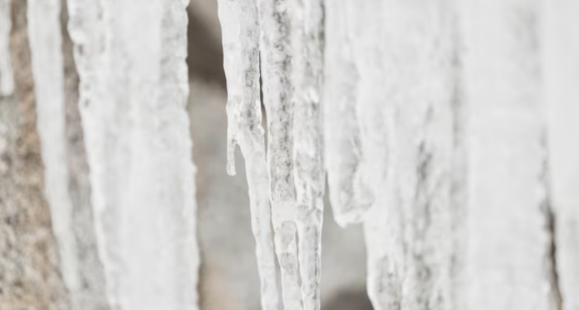 В Воронеже снег с крыши ТЦ травмировал мать и ребенка: заведено уголовное дело