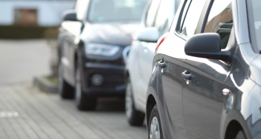 В ГАИ ответили раз и навсегда: расчищенное во дворе место не принадлежит тому, кто махал лопатой