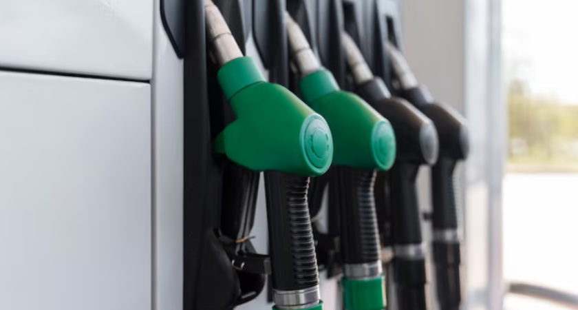 Почему люди на заправках трясут шланг и сколько бензина они теряют на самом деле