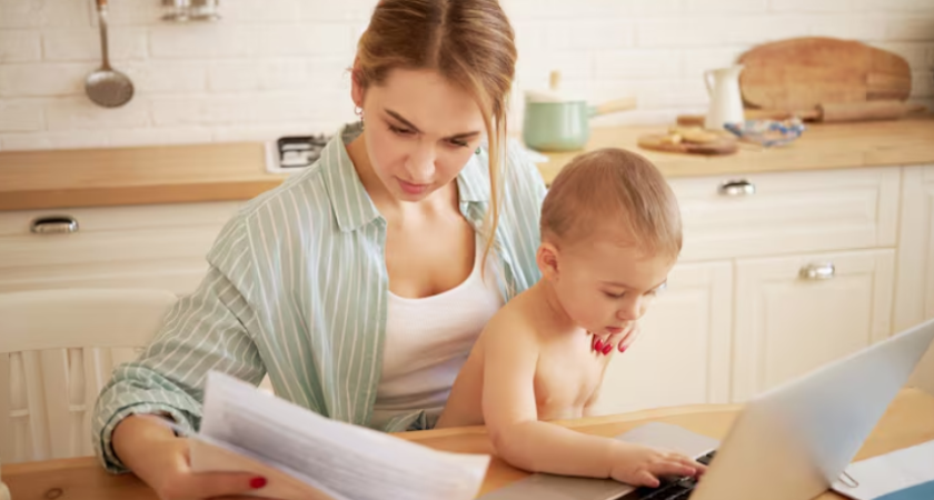 Не платить налог в декрете: самозанятым мамам предложили новые правила