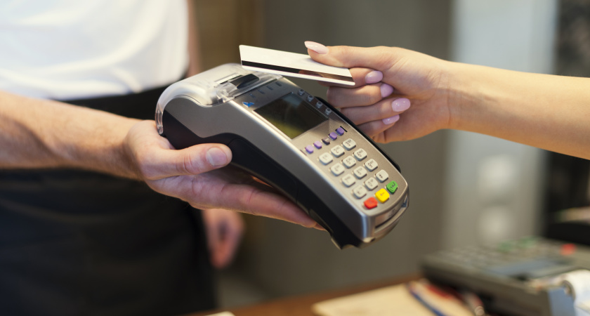 «Просто быстрее?»: Почему кассиры так настойчиво просят вас достать телефон и кто на этом зарабатывает