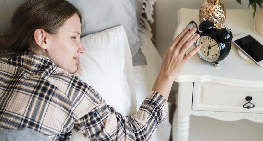 Почему вы просыпаетесь в 3 часа ночи: объяснение сомнолога (и при чем тут предки)