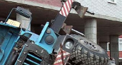 На стройке в центре города упал кран