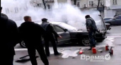 В центре Воронежа до приезда пожарных водители сами тушили полыхающую БМВ