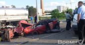 В Воронеже прицеп грузовика раздавил «Ладу»