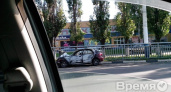 В Воронеже легковушка врезалась в столб и загорелась