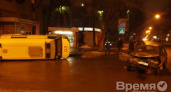 В центре Воронежа спешившая на вызов «скорая» перевернулась после ДТП с легковушкой