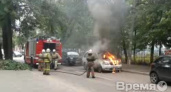 Видео очевидца: В Воронеже около детского сада вспыхнула машина