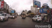 Видео: В Воронеже иномарка сбила четырех человек около пешеходного перехода