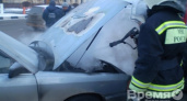 В Воронеже у здания облправительства вспыхнула легковушка