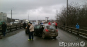 В Воронеже на мосту столкнулись почти три десятка машин: один человек пострадал