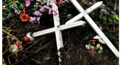 Родителей двух воронежских школьниц, устроивших погром на кладбище, оштрафовали на 500 рублей