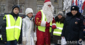 Воронежские гаишники поздравляли юных пассажиров с Новым годом