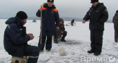 В Воронеже спасатели вышли на лёд предупредить рыбаков об опасности