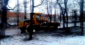 В Воронеже тяжелая техника убирает несуществующий снег, разбивая вполне реальный асфальт