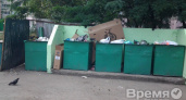 Незаконно работающий рынок подбрасывает свой мусор жильцам многоэтажек