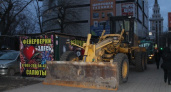 Грейдер пятый день строит на тротуаре воронежской улицы 