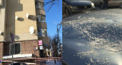 В Воронеже снег с крыши повредил автомобиль 