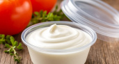 Крышки от сметаны не спешите выбрасывать: нашла гениальные способы их применения — даже с котлетами помогут