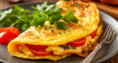 Омлет с хрустящей сырной корочкой: завтрак мечты за 5 минут