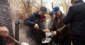 Председатель облдумы угостил воронежцев кашей в парке Патриотов